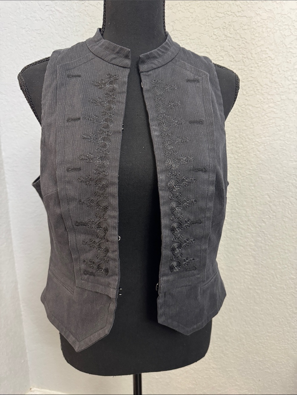 Vintage Loft Embroidered Black Sleeveless Vest